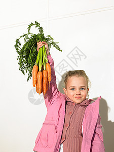 拿着一束胡萝卜的女孩图片