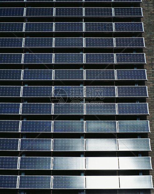 建筑物上的太阳能电池板图片