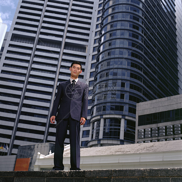 商人和摩天大楼高清图片下载-正版图片501472958-摄图网