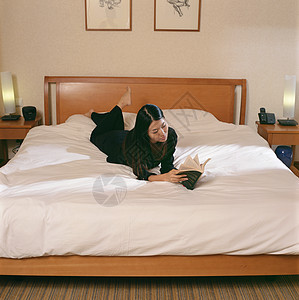 在床上看书的女人图片