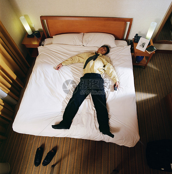 睡在旅馆房间里的商人图片