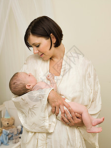抱着新生婴儿的母亲图片