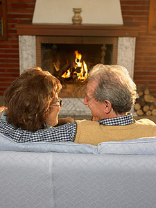 坐在沙发上的老年夫妇图片