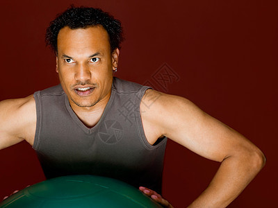 用球锻炼身体的男性图片
