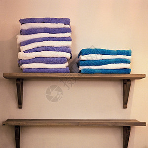 毛巾堆放在架子上图片