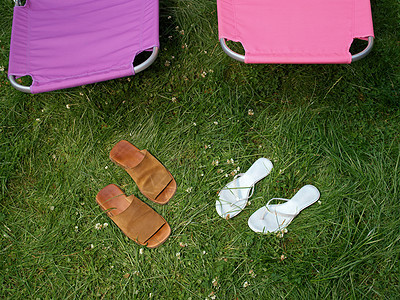 花园里的凉鞋和躺椅图片