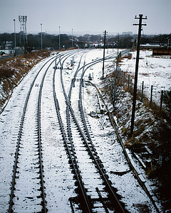 铁轨上的雪图片