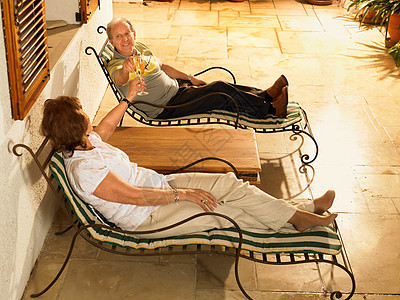 躺在日光浴床上的老年夫妇图片