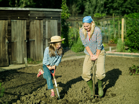 挖掘花园的女人和女孩图片