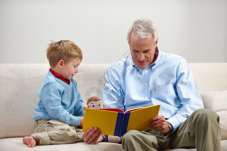 在读书的少年和祖父图片