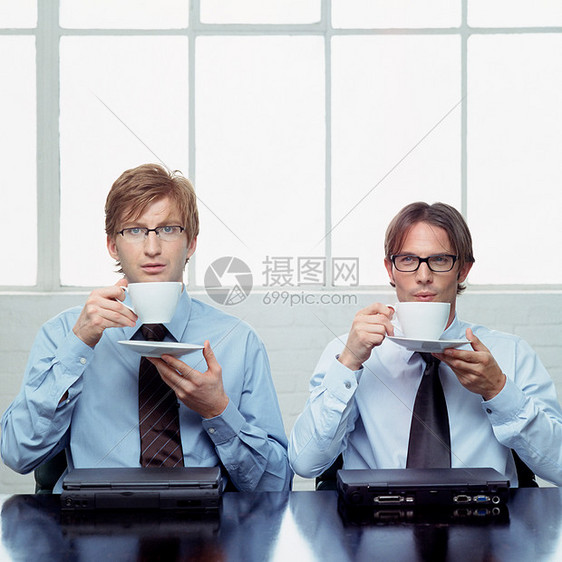 在喝咖啡休的两个商人图片