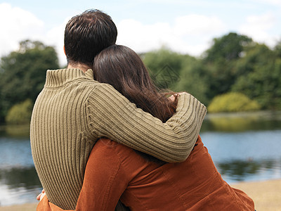 坐在湖边的年轻夫妇图片