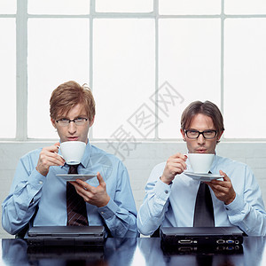 两个在喝咖啡的商人图片