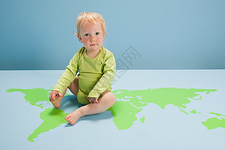 坐在世界地图上的小女孩图片
