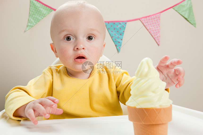‘~伸手拿冰淇淋的小男孩  ~’ 的图片