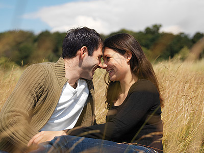 在田里接吻的年轻夫妇图片