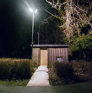 怪人痒痒夜间小屋背景