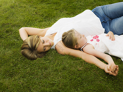 躺在草坪上的母女图片