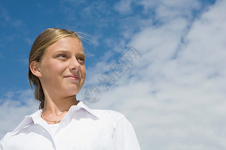 女孩在多云的天空中图片