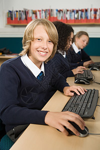 玩计算机的男孩图片