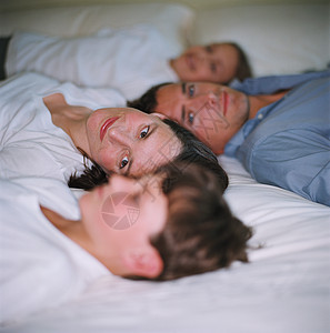 家人们在床上睡觉图片