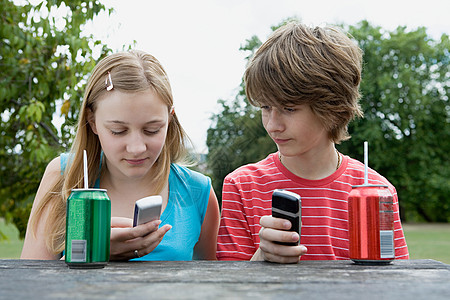 玩手机的青少年图片