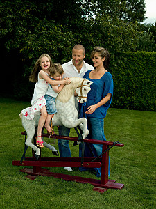 玩摇摆木马的家庭图片