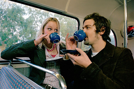 夫妇在公共汽车上喝茶图片