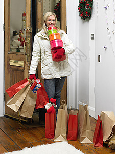 圣诞节购物回家的女人图片