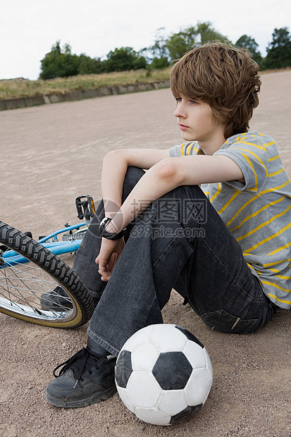 骑自行车和踢足球的少年图片