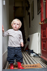 站在门口的小男孩图片