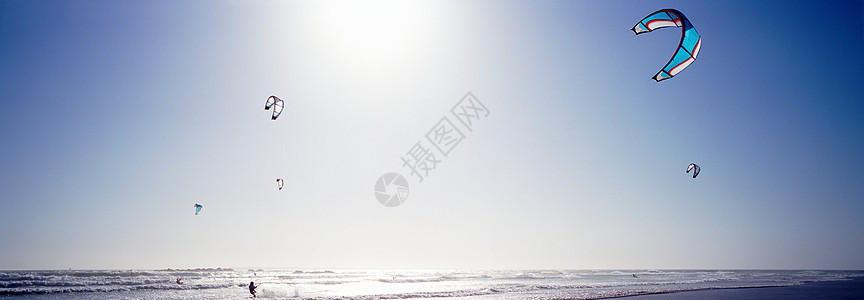 在海滩上放风筝的人图片