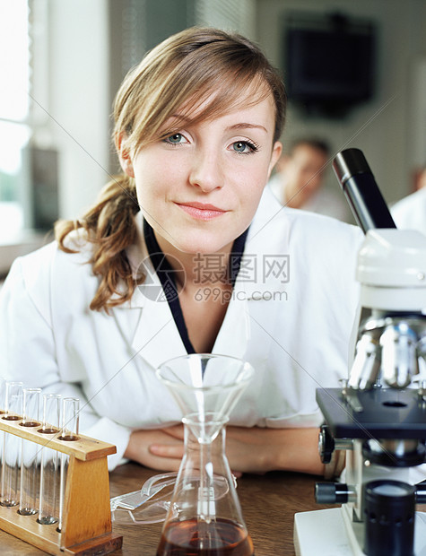 化学课上的女孩图片