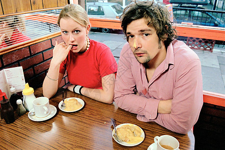 咖啡厅吃甜点的夫妇图片