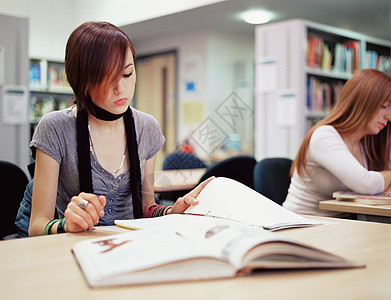 女孩们在学习图片