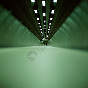 空隧道里的人背景图片