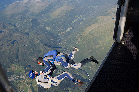 两个人跳伞背景图片