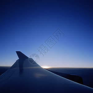 日出时的飞机机翼图片
