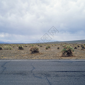 穿越沙漠的道路图片