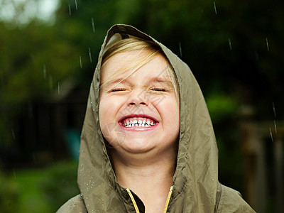 下雨时女孩的微笑图片