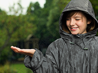 雨中的女孩图片