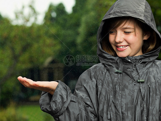 雨中的女孩图片