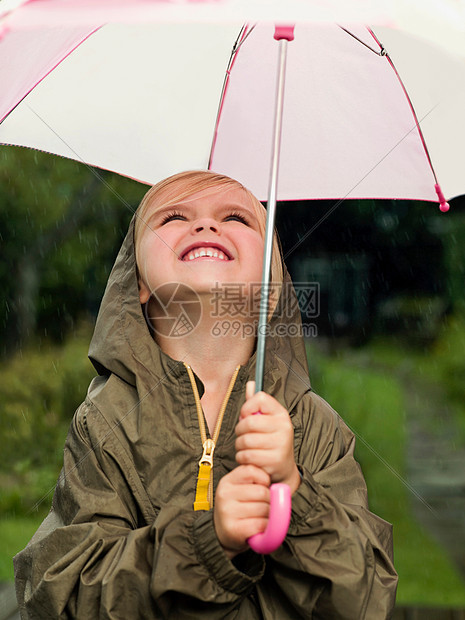 拿着伞微笑的女孩图片