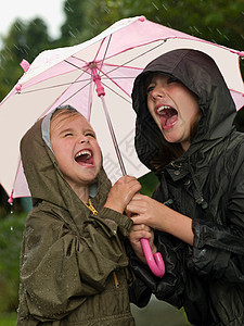 雨伞下的女孩在唱歌图片