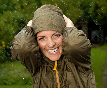 在雨中微笑的女人图片