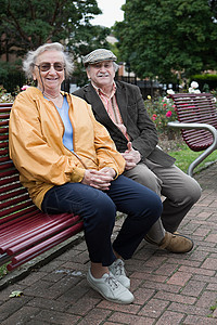 公园里的老年夫妇图片