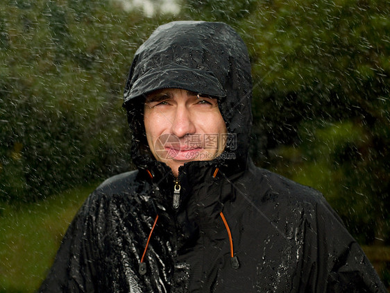 一个被雨淋湿的人图片