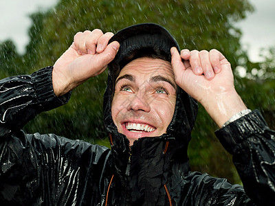 一个被雨淋湿的人图片