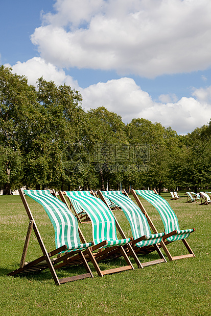 伦敦圣詹姆斯公园的躺椅图片