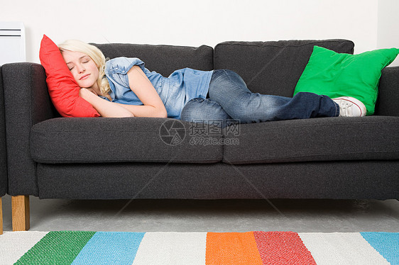睡在沙发上的年轻女子图片